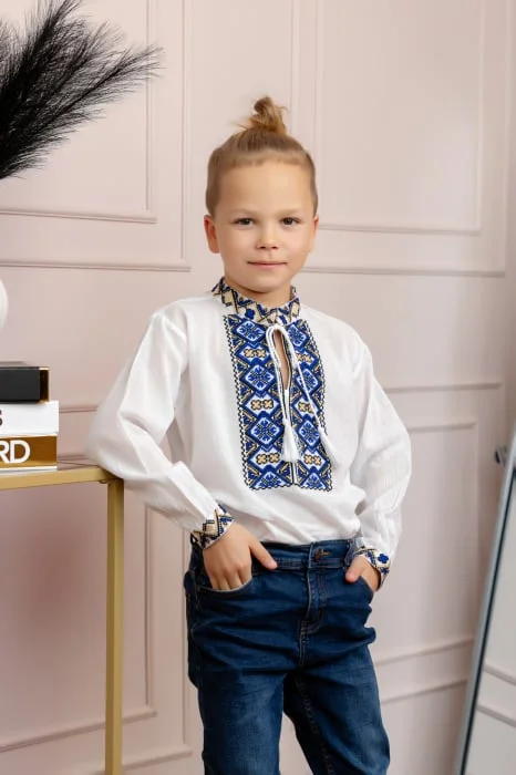 Camasa traditionala de baieti alba cu motiv geometric albastru Tiberiu 01