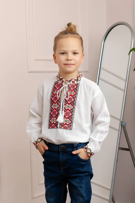 Camasa traditionala de baieti alba cu motiv geometric rosu Tiberiu 02