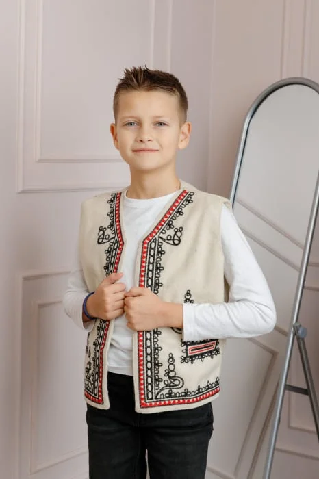 Vesta traditionala de baieti crem cu broderie florala neagra Victor