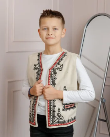 Vesta traditionala de baieti crem cu broderie florala neagra Victor