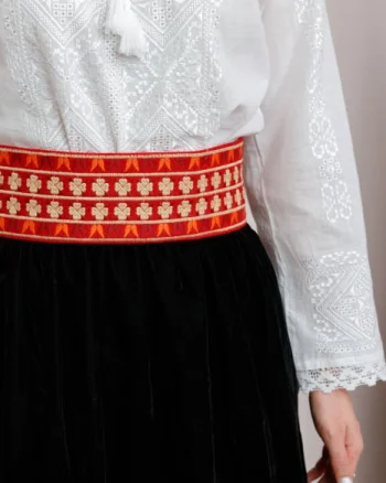Brau traditional rosu cu motiv floral crem Ivona 01