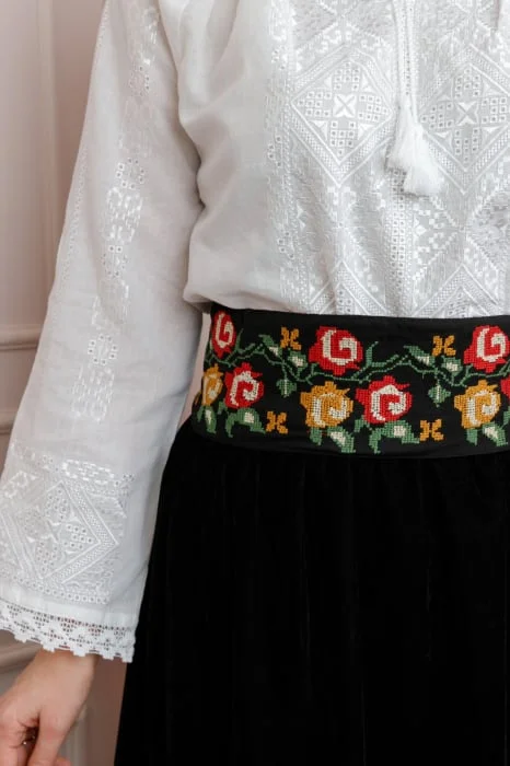 Brau traditional negru cu motiv floral multicolor Laura
