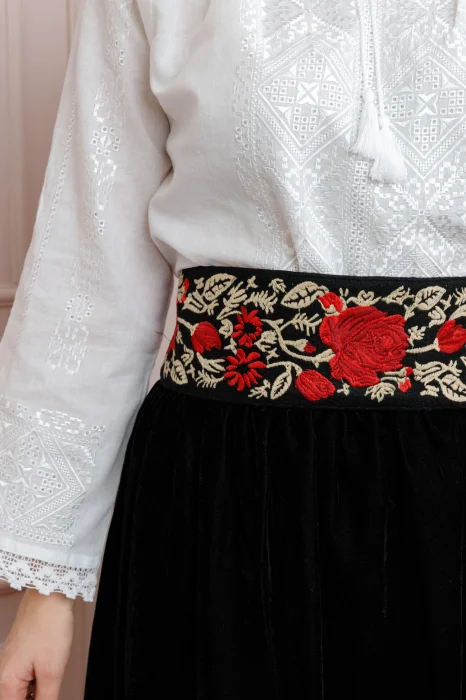 Brau traditional negru cu motiv floral rosu Flora