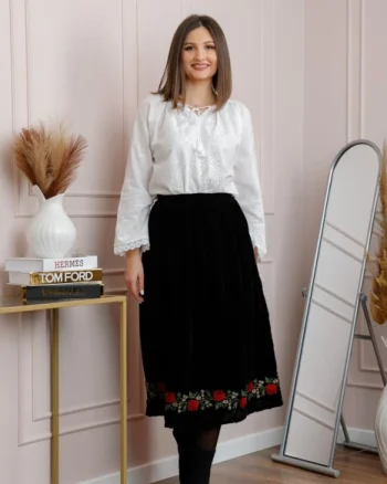 Fusta neagra din catifea cu broderie florala rosie Sofia