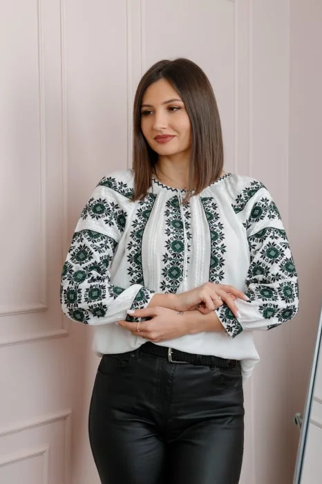 Bluza tip ie alba cu motiv geometric verde inchis Brigita 02