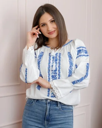 Bluza tip ie alba cu motiv floral albastru Cipriana 02