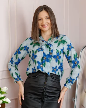 Bluza eleganta Nathalie cu funda la gat si imprimeu albastru si verde