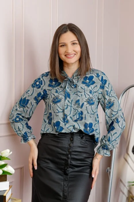 Bluza eleganta Nathalie cu funda la gat si imprimeu albastru pe fond gri
