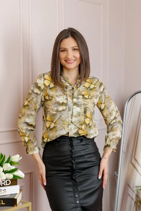 Bluza eleganta Nathalie cu funda la gat si imprimeu cu fluturi galben pastel