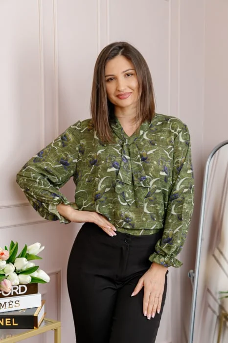 Bluza eleganta Sophie cu aplicatie tip cravata si imprimeu verde olive