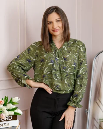 Bluza eleganta Sophie cu aplicatie tip cravata si imprimeu verde olive