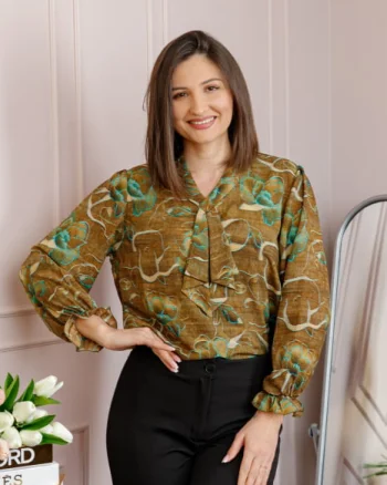 Bluza eleganta Sophie cu aplicatie tip cravata si imprimeu camel