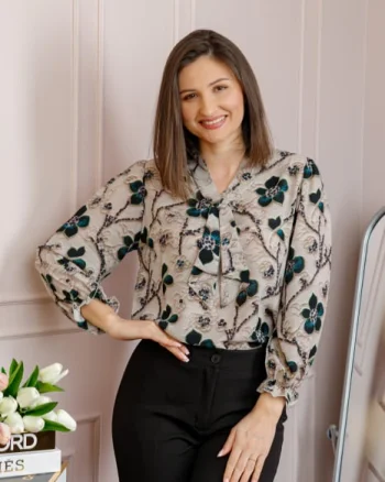 Bluza eleganta Sophie cu aplicatie tip cravata si imprimeu bej si verde petrol