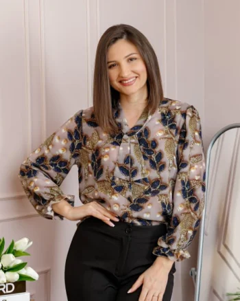 Bluza eleganta Sophie cu aplicatie tip cravata si imprimeu roz pudrat si bleumarin