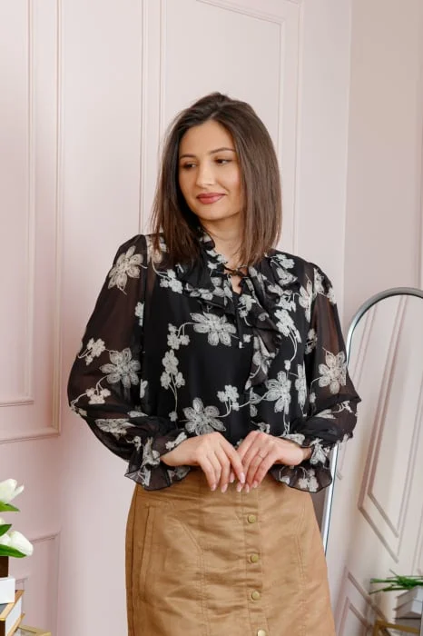 Bluza eleganta neagra Lucienne cu flori albe si jabou