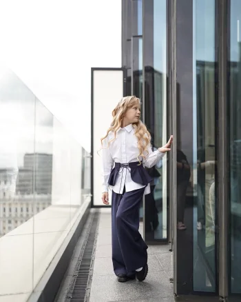 Compleu casual bleumarin, pantalon evazat, camasa alba si brau cu volan pentru fete - Pixie