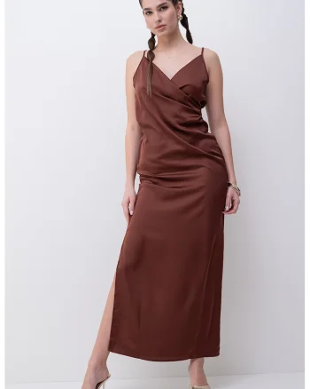 Rochie satinara cu slit lateral Chigo, Maro inchis