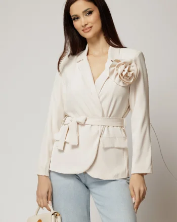 Sacou bej cu floare la bust si cordon in talie