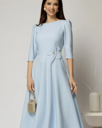 Rochie midi bleu din stofa in clos cu floare in talie