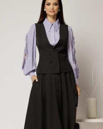 Vesta DY Fashion neagra cambrata cu decolteu si inchidere la doi nasturi