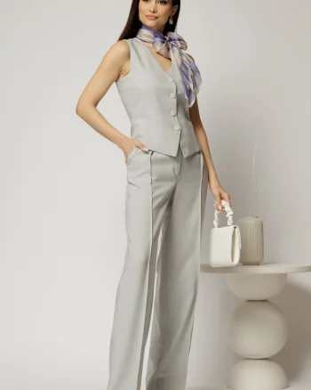 Pantaloni DY Fashion gri cu pliu din talie si banda cu nasture imbracat