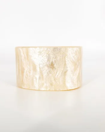 Bratara lata alba cu efect perlat ,   eleganta si versatila