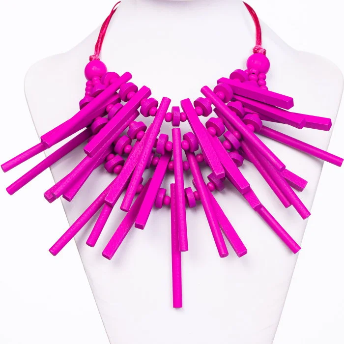 Colier reglabil cu elemente lungi si inegale din lemn fucsia