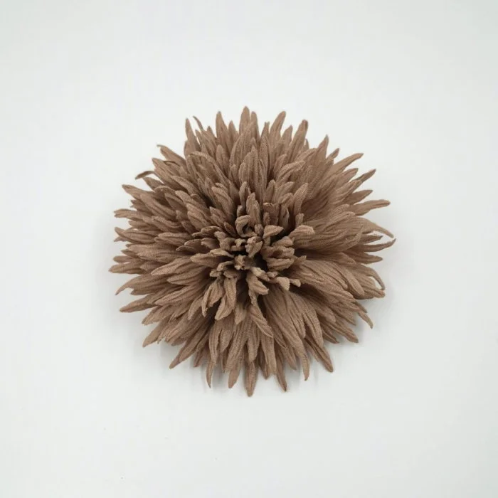 Brosa dama floare textila decorativa, bej inchis