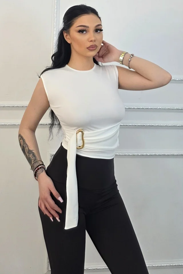 Top scurt elegant ARVEN, cu detaliu metalic auriu, ALB