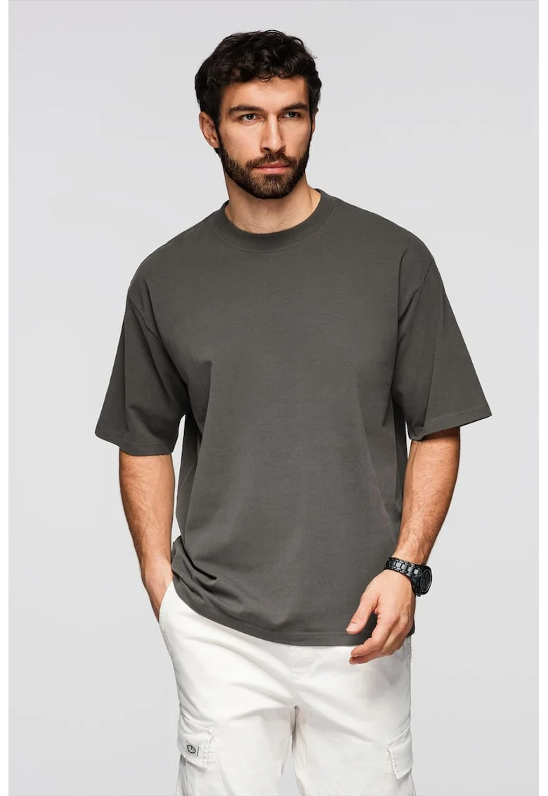 Tricou lejer cu decolteu la baza gatului