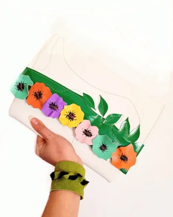 Plic handmade alb din piele naturala, cu maci 3D multicolori,unicat