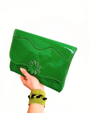 Plic handmade verde lacuit din piele naturala, cu dalie 3D,unicat