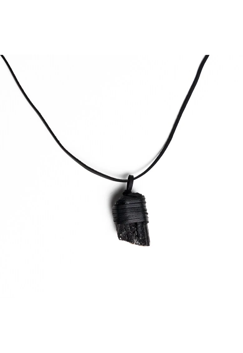 Snur din piele  cu pandantiv cristal de turmalina neagra brut, Niran, realizat manual, 80 cm