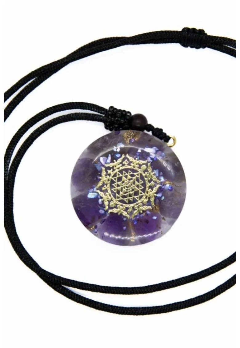 Pandantiv Orgonic “IKE”,  din Ametist si bucatele de Scoici Mov cu simbolul Sri Yantra, 3.6cm