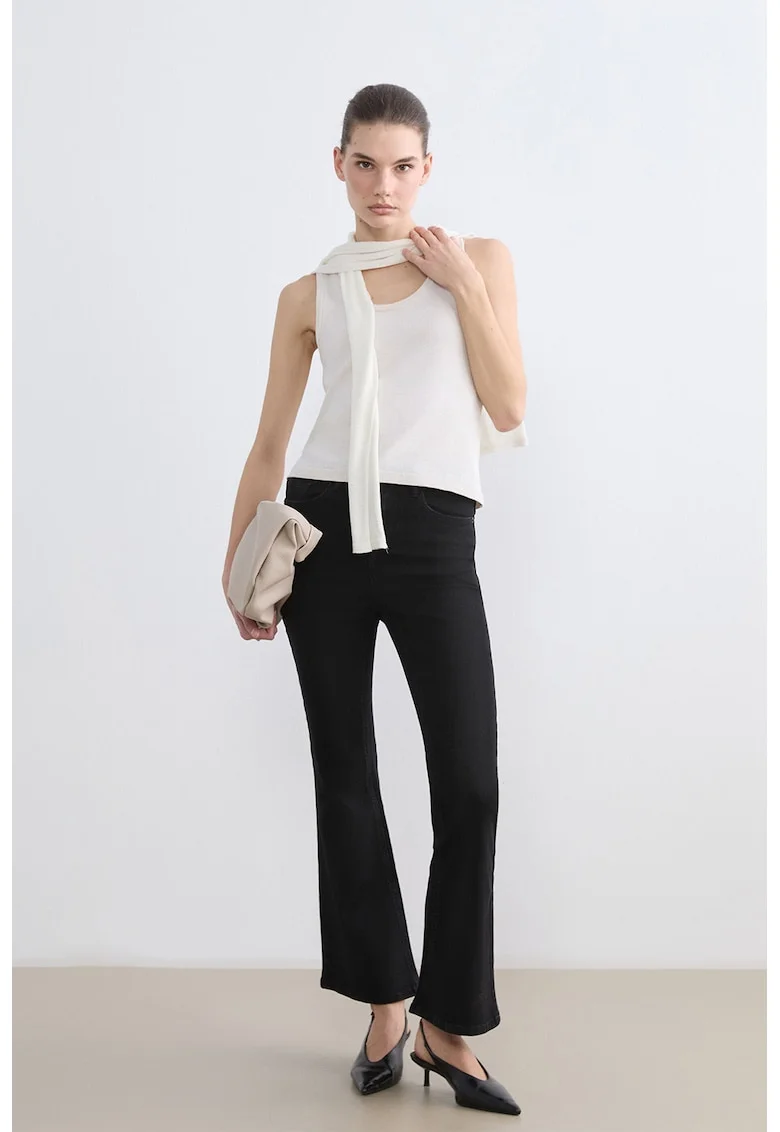 Blugi uni evazati, Negru
