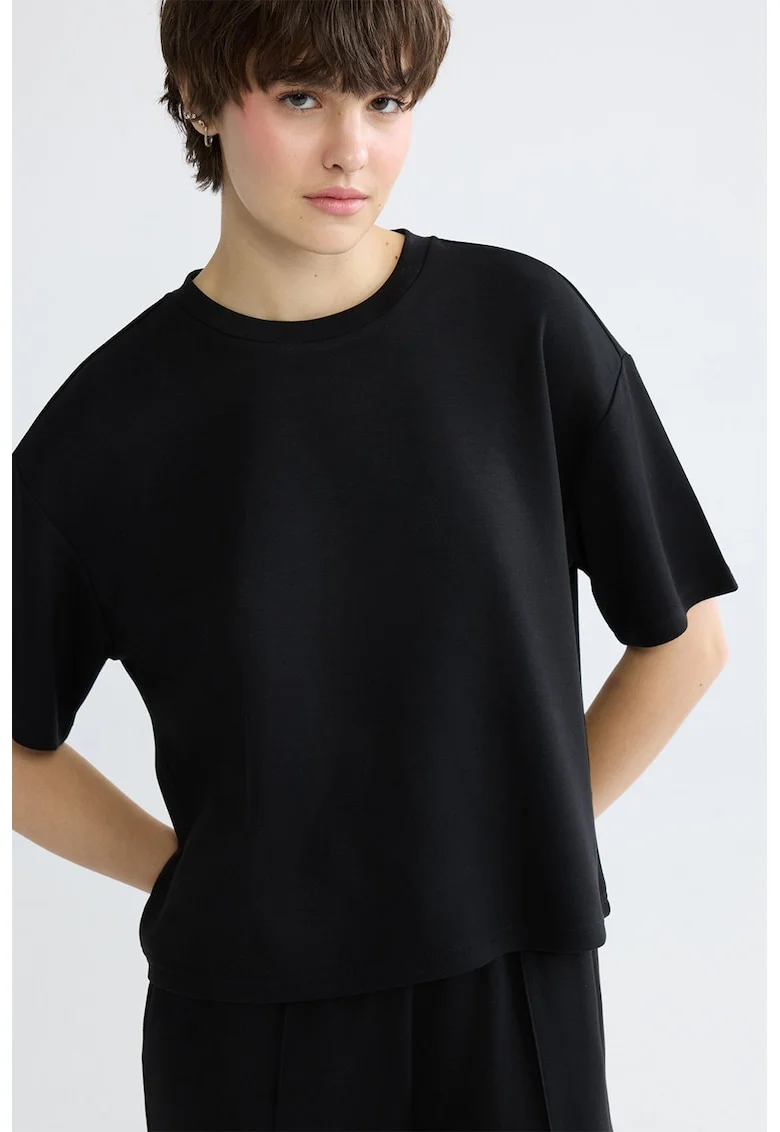 Tricou cu decolteu la baza gatului si maneci cazute, Negru