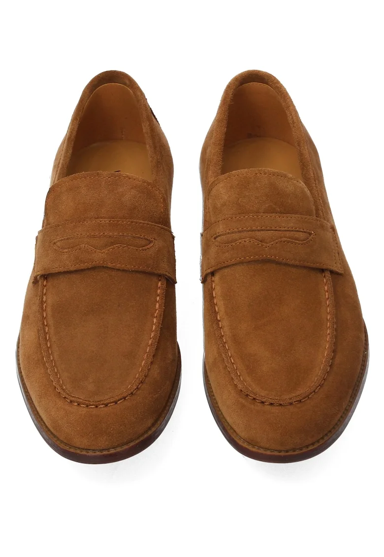 Pantofi loafers din piele intoarsa.