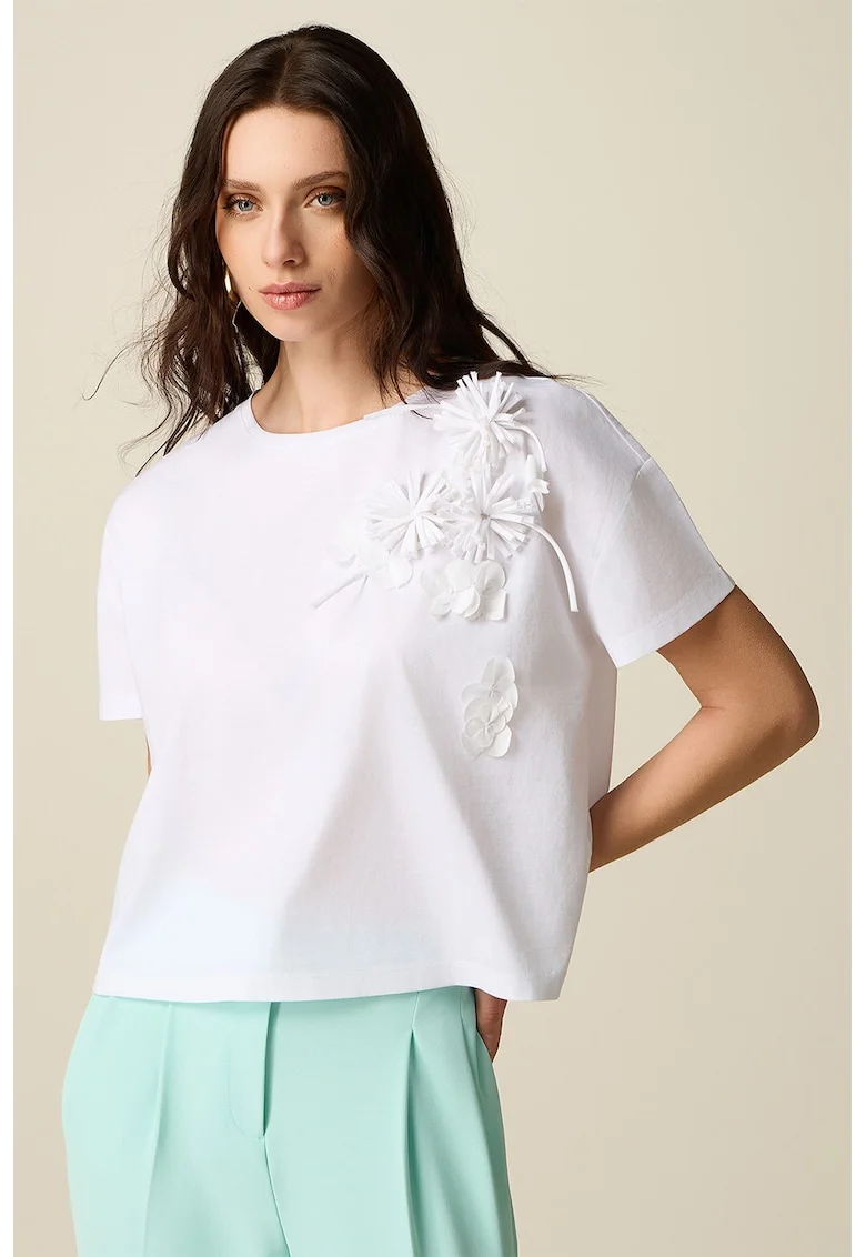 Tricou lejer cu aplicatii florale, Alb
