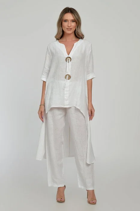 Compleu din in, cu nasturi decorativi, cu pantaloni si bluza tunica mai lunga in spate, alb