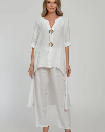 Compleu din in, cu nasturi decorativi, cu pantaloni si bluza tunica mai lunga in spate, alb