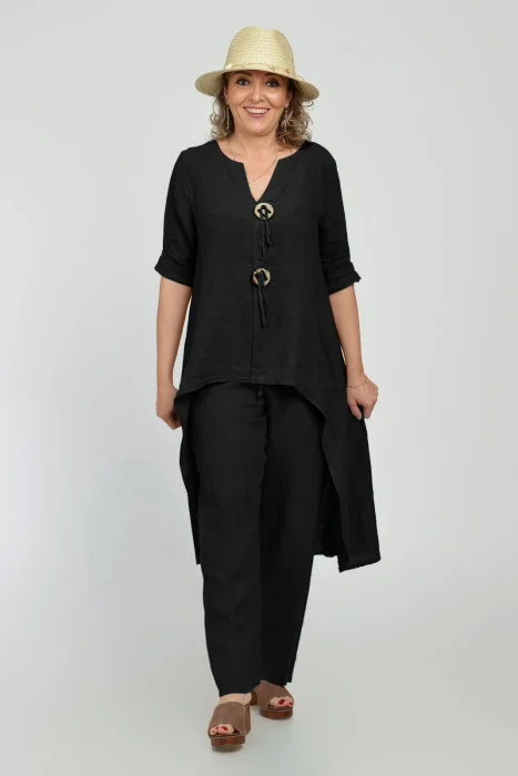 Compleu din in, cu nasturi decorativi, cu pantaloni si bluza tunica mai lunga in spate, negru
