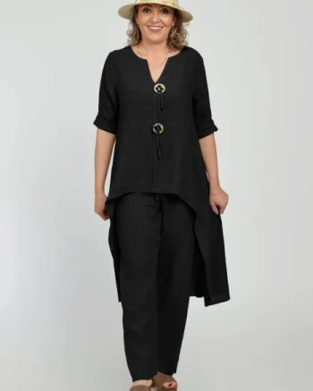 Compleu din in, cu nasturi decorativi, cu pantaloni si bluza tunica mai lunga in spate, negru