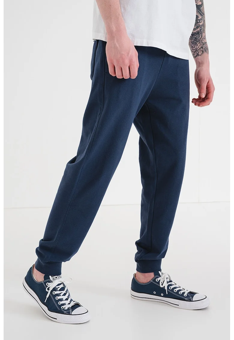 Pantaloni de trening cu croiala conica si aplicatie logo, Bleumarin