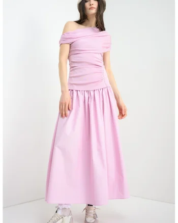 Rochie cu decolteu pe un umar si aspect drapat, Roz