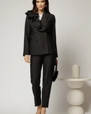 Compleu negru cu pantalon si sacou cu volanase la rever