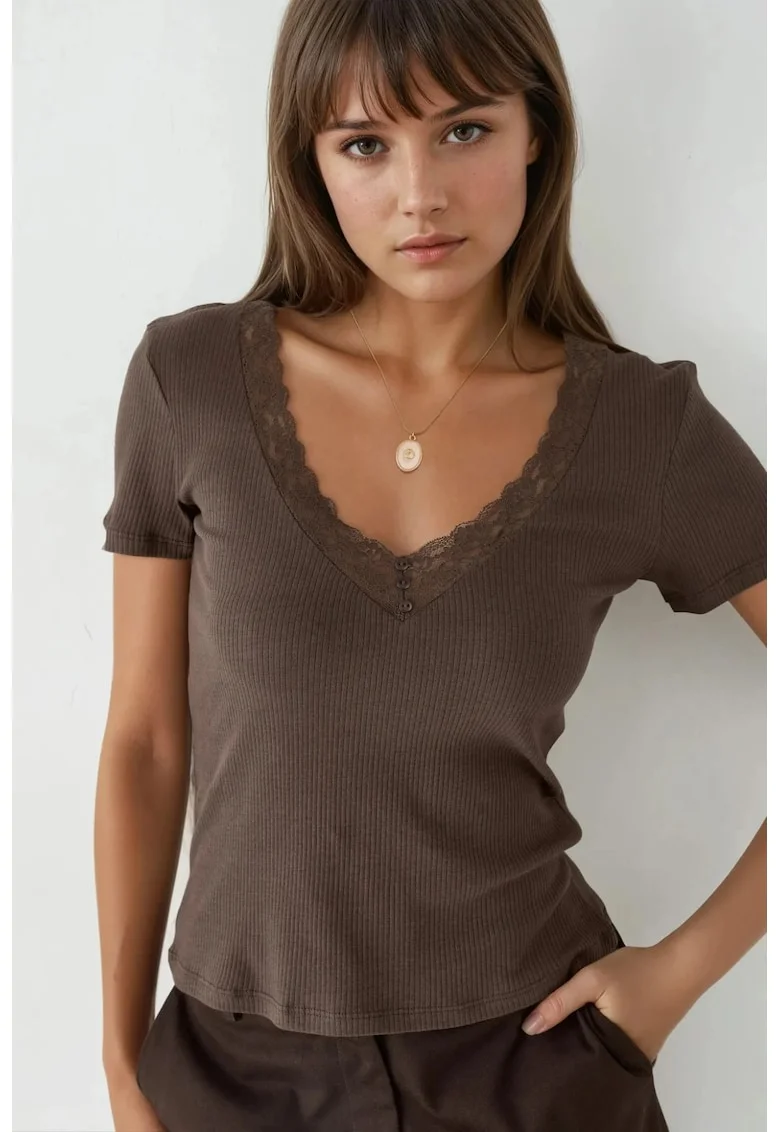 Bluza dama,  cu decolteu in V, detaliu din dantela, maro, bumbac