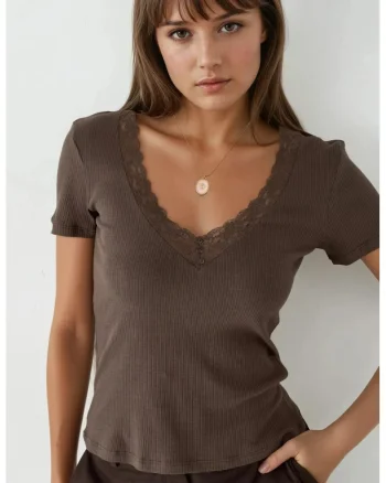 Bluza dama,  cu decolteu in V, detaliu din dantela, maro, bumbac