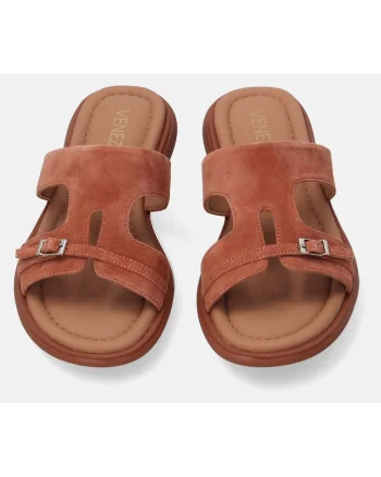 Papuci din piele intoarsa cu bareta decorativa.