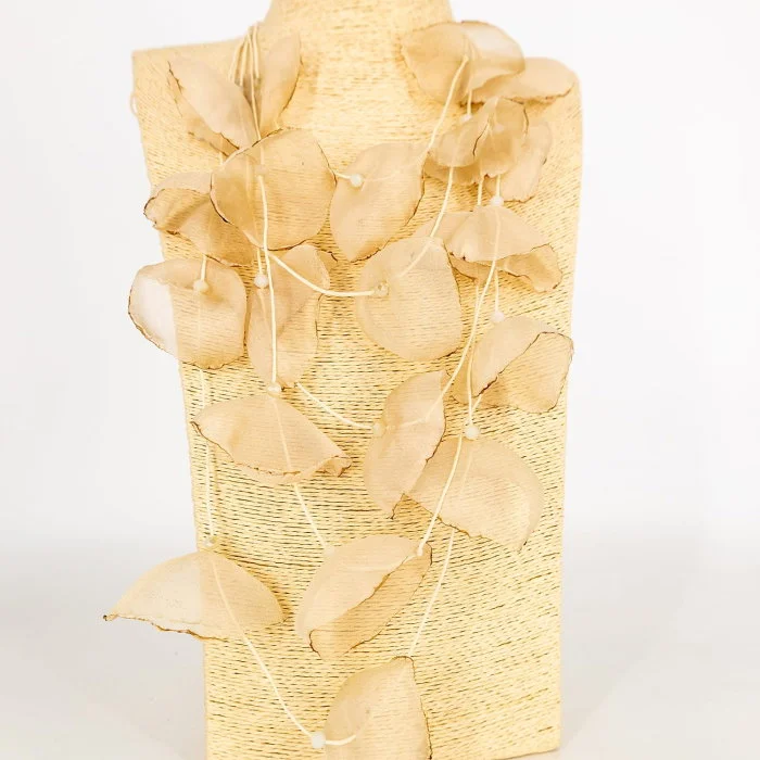 Colier statement bej cu petale textile de mac 3D din organza - design artistic italian