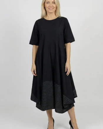 Rochie midi neagra oversized cu croi amplu si detalii contrastante in dungi la baza